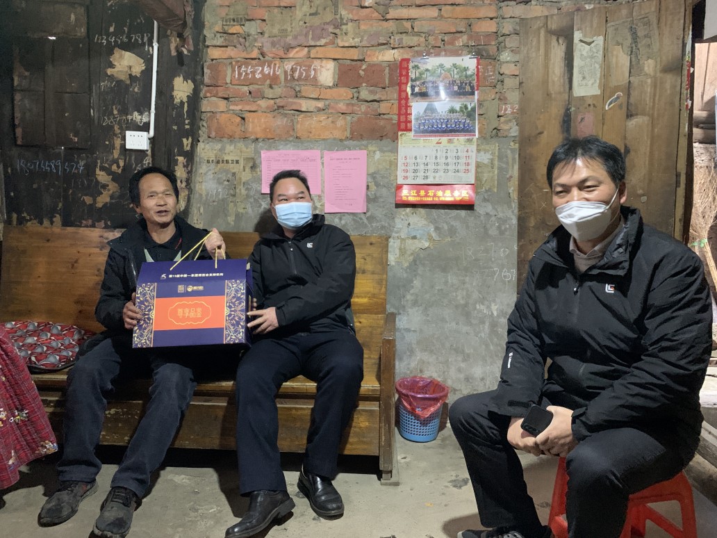 深入幫扶村看望脫貧戶